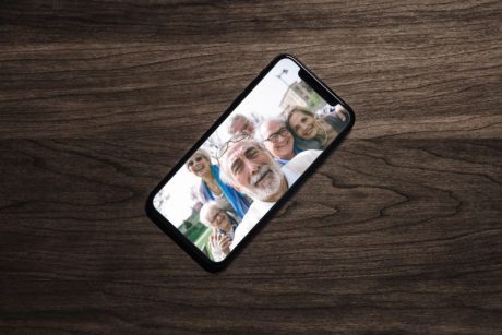 Ein Smartphone, auf dem ein Familienfoto geöffnet ist