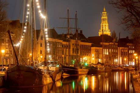 Kanal in Groningen bei Nacht
