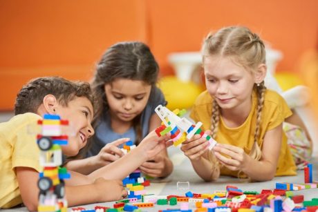 Kinder spielen mit Legosteinen