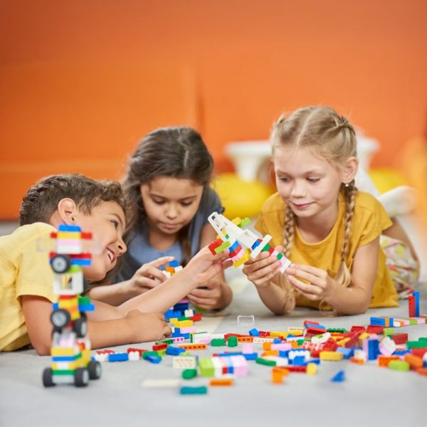 Kinder spielen mit Legosteinen