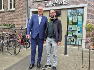 Andreas Bovenschulte und Robert Klosa vor der Gastronomie "Tante Martin".