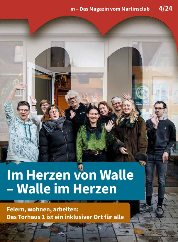 Auf dem Cover vom Magazin m 4/2024 sind 9 Personen abgebildet. Das Titelthema ist "Im Herzen von Walle - Walle im Herzen - Feiern, wohnen arbeiten: Das Torhaus 1 ist ein inklusiver Ort für alle"