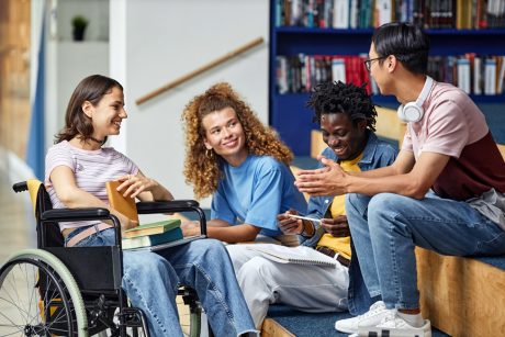 Diverse Jugendgruppe diskutiert und lacht