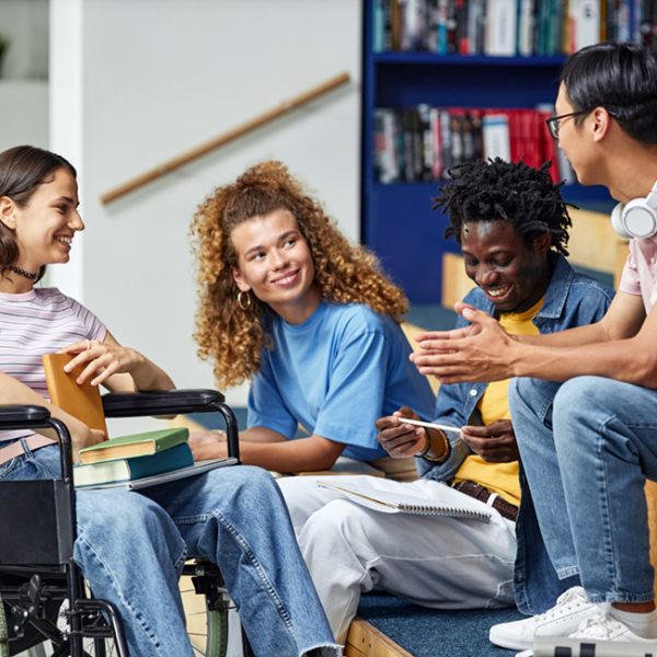 Diverse Jugendgruppe diskutiert und lacht