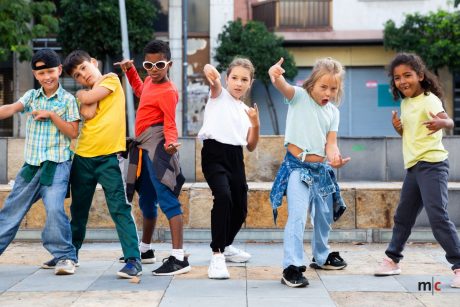 EIne Gruppe Kinder tanzt.