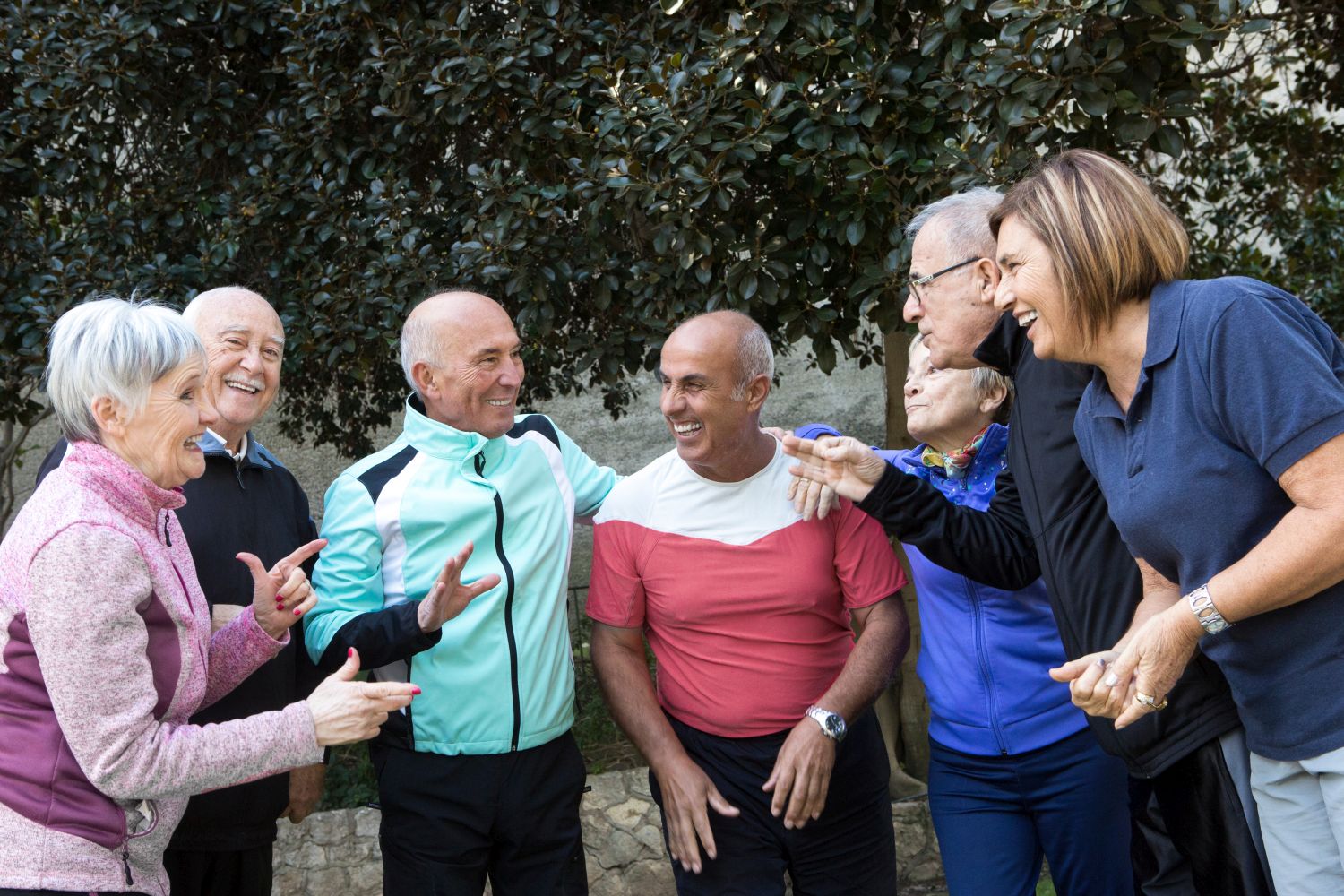 Gruppo di anziani signori vestiti in tuta si gode la vita al par